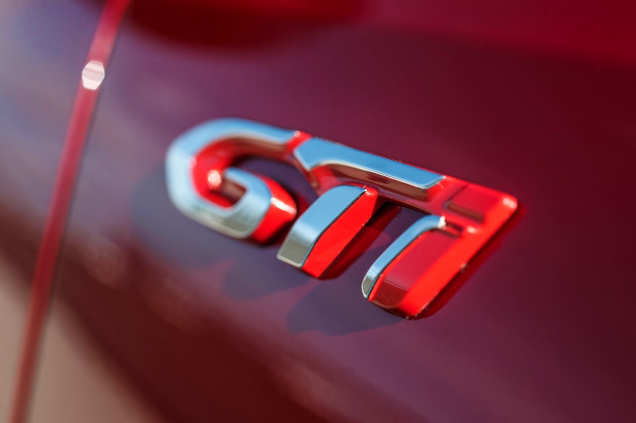 Schon das Logo wirkt beschleunigt. Und der Franzose ist wirklich schnell: 263 PS treffen auf nur rund 1.320 Kilo.