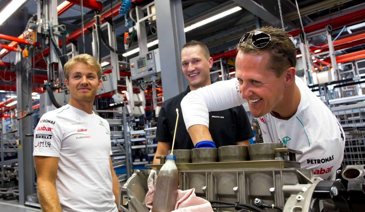 Michael legt Hand an. Für händische Arbeit war er sich auch abseits von PR-Terminen nie zu schade. Er verkörpert Bescheidenheit, wie auch sein Vater, der in Zwei-Stern-Hotels schlief, als sein Sohn schon der reichste Rennfahrer der Welt war.