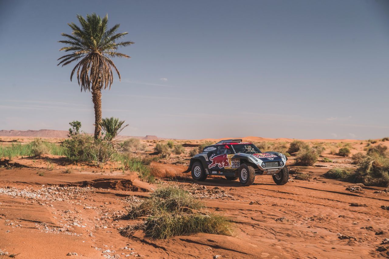 Die Wüste lebt! Im Frühjahr wird der Dakar-Mini zum Klassenzimmer - und Dubai zum Klassenzimmer für Benzinbrüder.