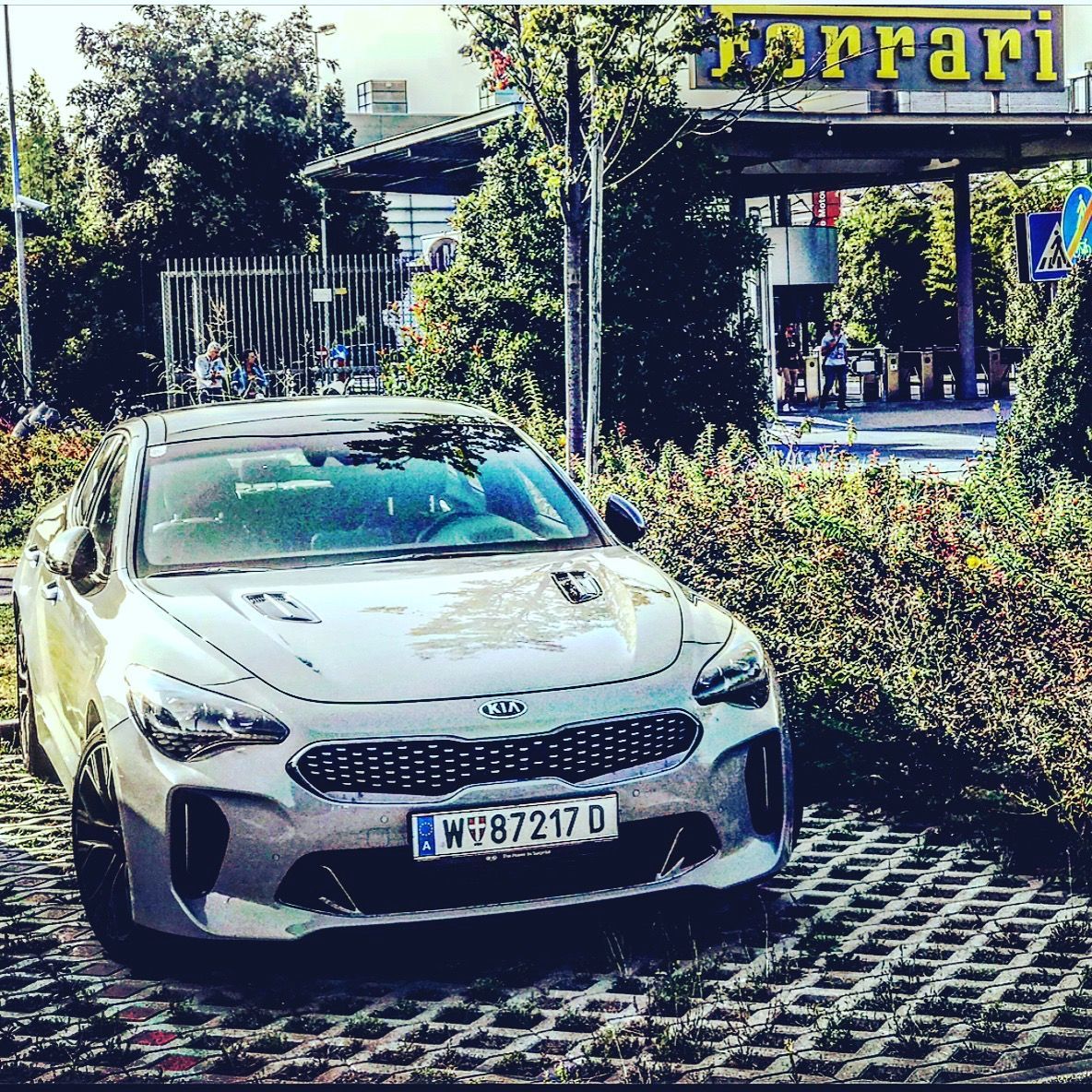 Glauben Sie nicht, die Ferrari-Leute würden da keinen Blick auf den fremden Koreaner wagen: Zu Besuch in der ikonenhaften Fabrik in Maranello..