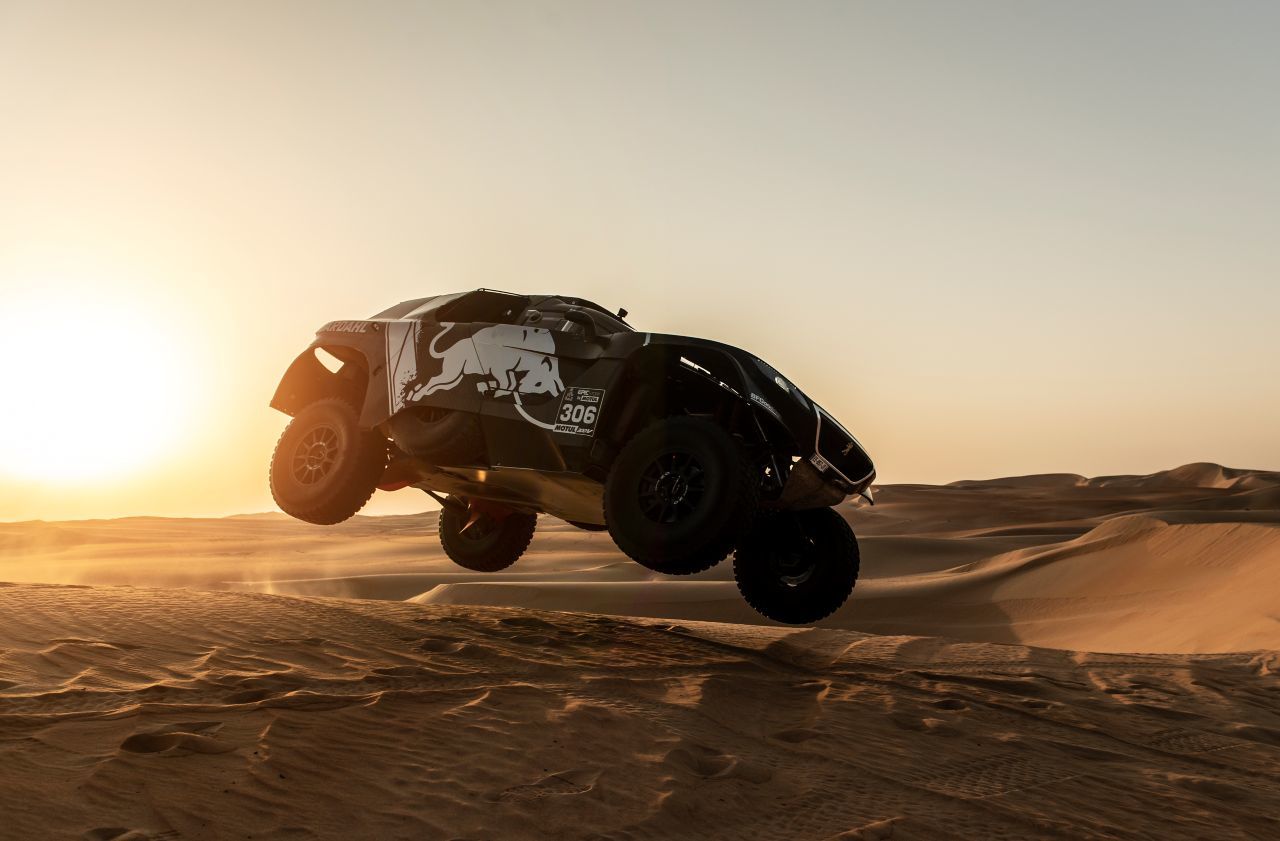 Als Privatier mit Peugeot-Untersatz will sich Sebastien Loeb endlich zu seinem ersten Dakar-Sieg chauffieren. Wie im Flug.