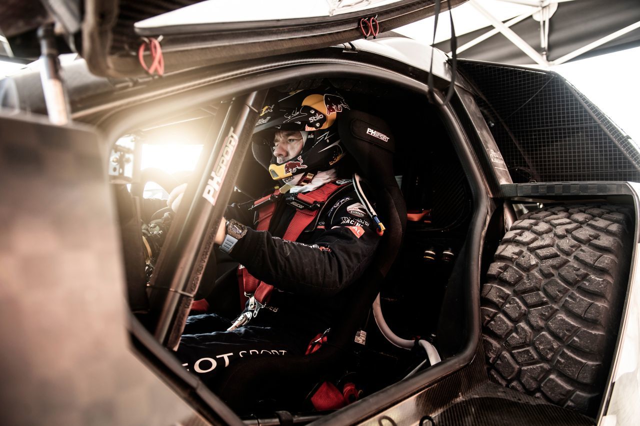 Sebastien Loeb. Der neunfache Rallye-Weltmeister kommt erneut in einem Peugeot. Eine Reife(n)-Prüfung.