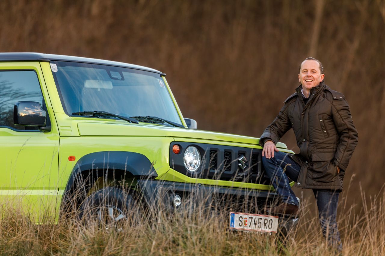 Fazit von Motorprofis-Tester Fabian Steiner: „Herkömmlichen SUVs haben mehr Komfort, aber der Jimny hat mehr Charakter: In die grandiose Kürze, den urigen Fahrstil und den sensationellen Auftritt haben wir uns heftig verliebt, gerade in der Stadt. Emotional gesehen sowieso das Auto des Jahres 2018 – neben diesem Designstatement erblasst so mancher Sportwagen. Das macht auch den Preis zum Schnäppchen.“