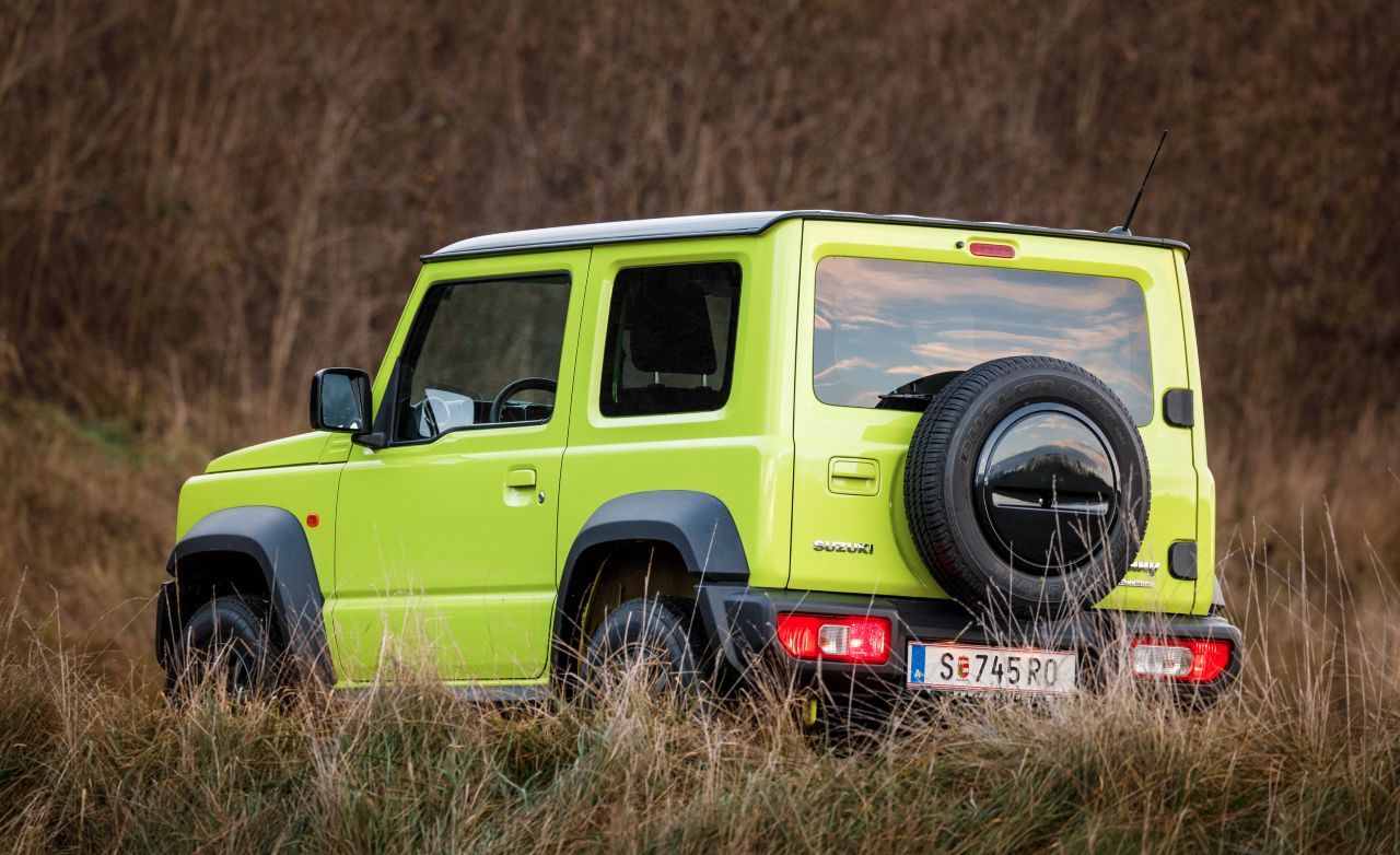 Die G-Klasse ist mit ähnlicher Ästhetik erfolgreich, aber während man den Mercedes auch martialisch empfinden kann, ist der Jimny unbestritten süß.