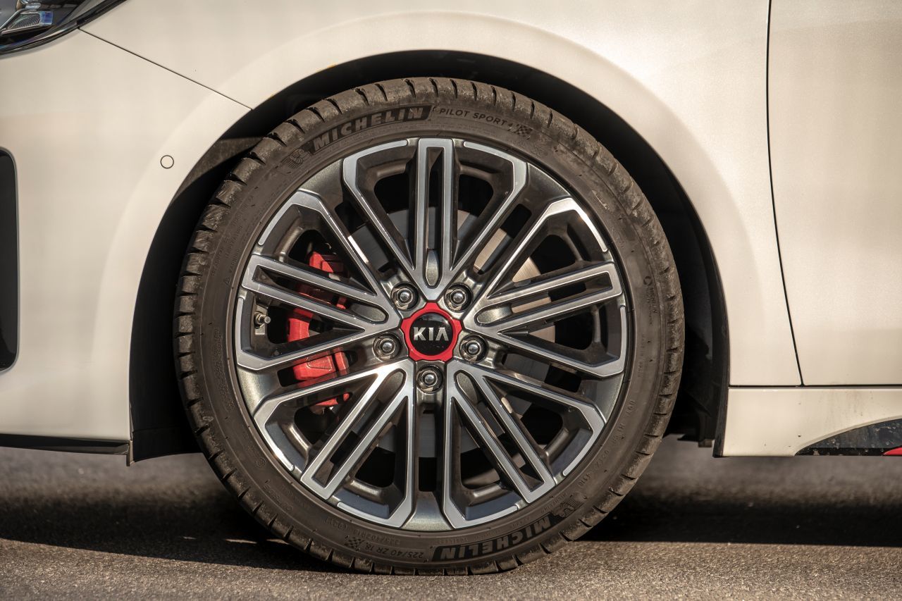 Der ProCeed setzt auf Michelin Sport-Reifen, hier im 18-Zoll-Format.