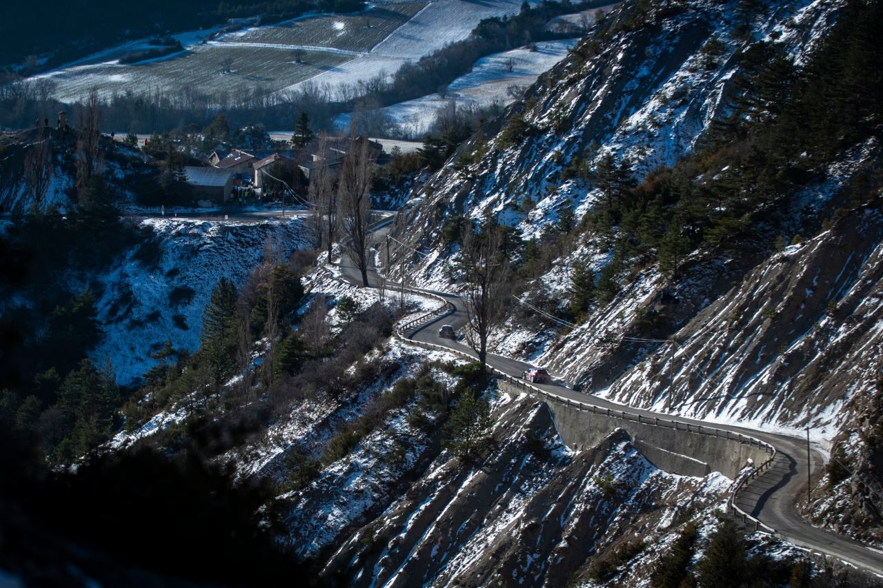 Eine Verfolgungsjagd in der filmreifen Kulisse der französischen Alpen bietet atemberaubende Ein- und Ausblicke.