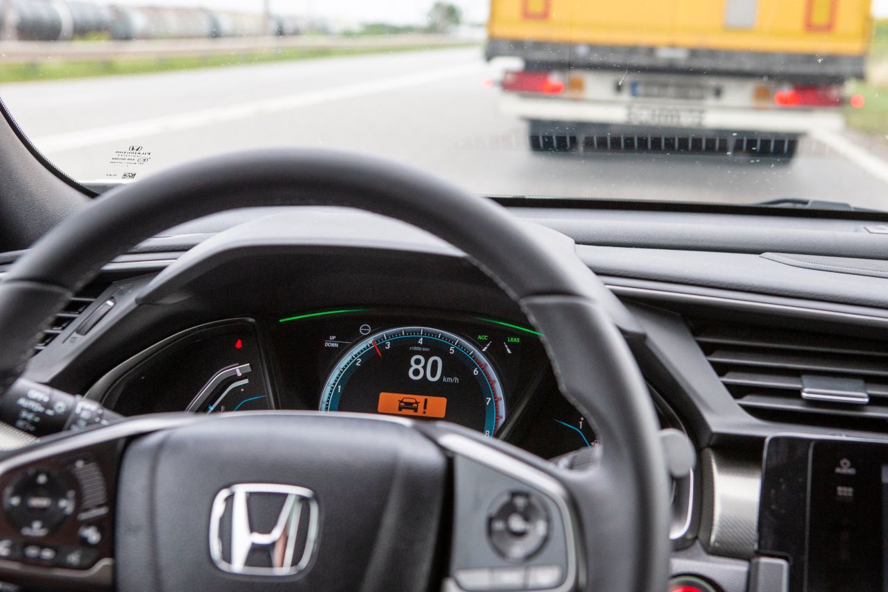 Hondas Kollisionswarnsystem in Aktion: Warnung vor dem drohenden Aufprall.
