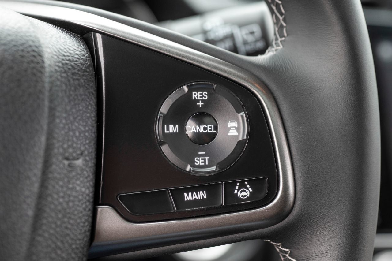 Bremst und beschleunigt automatisch: Adaptive Geschwindigkeitsregelung und Stauassistent regelt man am Lenkrad.