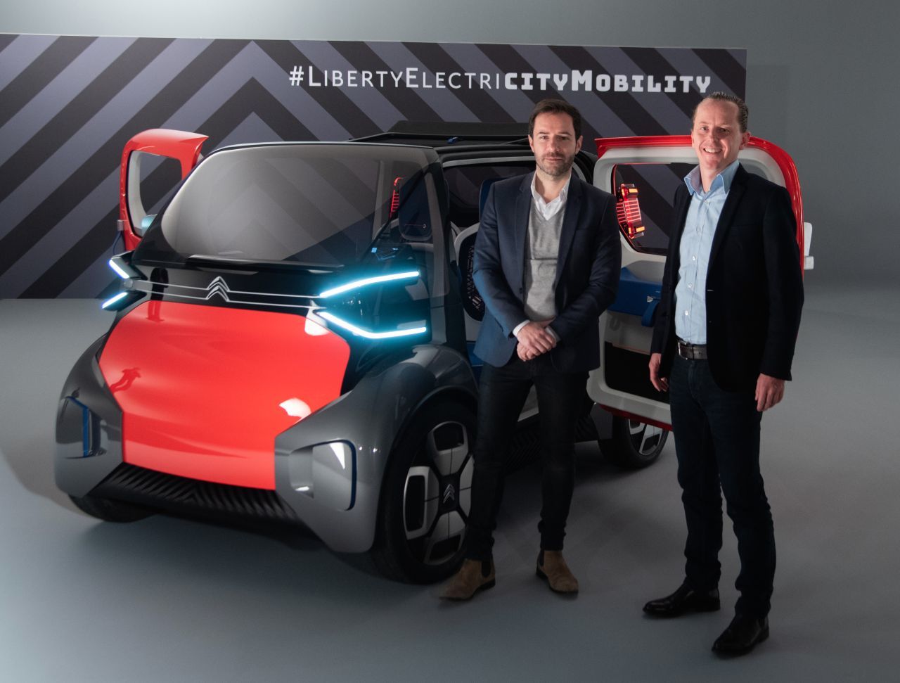 Jean Arthur Madelaine (li.), Head of Interieur Design bei Citroën, hat Motorprofis-Redakteur Fabian Steiner das Ami One Concept erklärt. Dessen Fazit der ersten Sitzprobe: „Citroën schafft ein Auto, das sich langfristig mit der Lebensrealität von Metropolen verträgt: es braucht wenig Platz, fährt lokal ohne Emissionen und ist extrem günstig! Radikal auf das Wesentliche reduziert und cool gestylt, zeigt der Ami One einen konkreten Weg in die automobile Zukunft der Großstädte.