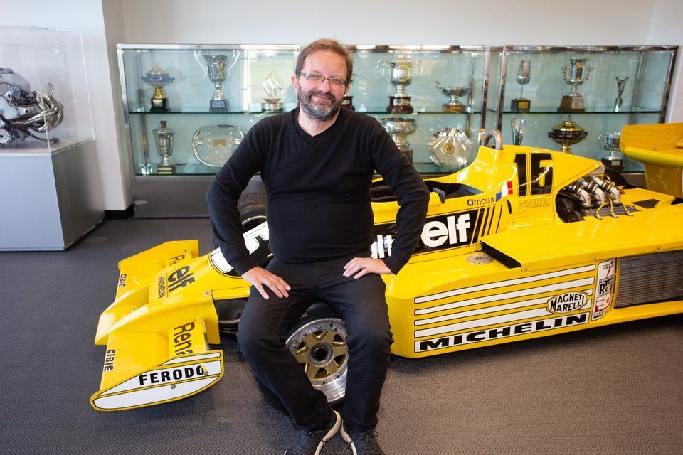 Gerald Enzinger mit Renaults Pionier-Turboauto der 1970er.