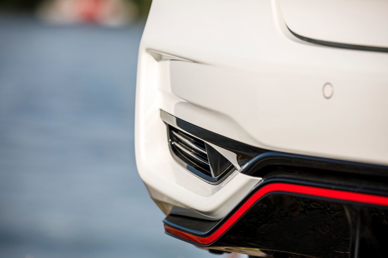 …und roter Spoilerlippe im Stil des Civic Type R.