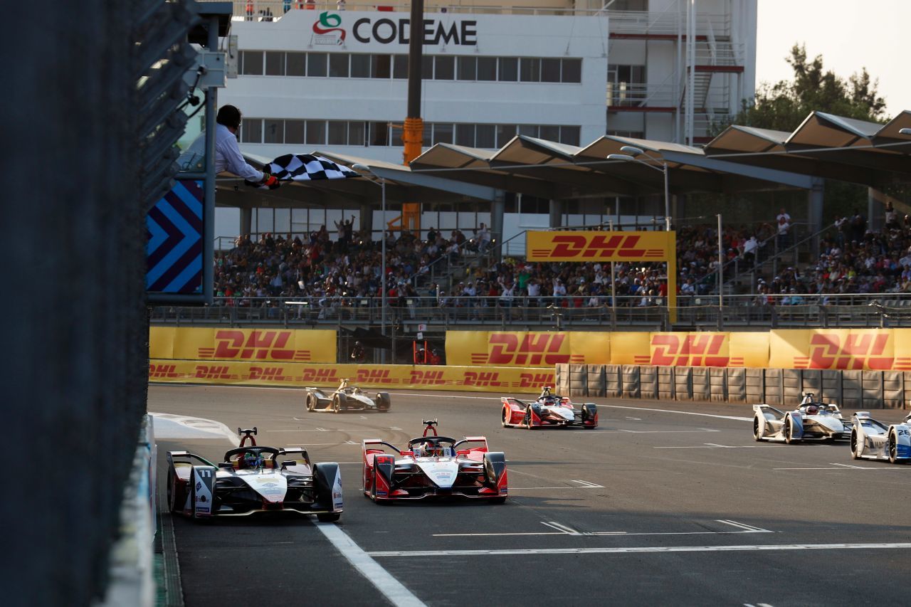 Knapper geht es nicht: Di Grassi zieht nahe der Boxenmauer noch an Wehrlein vorbei - und gewinnt den Mexiko E Prix.