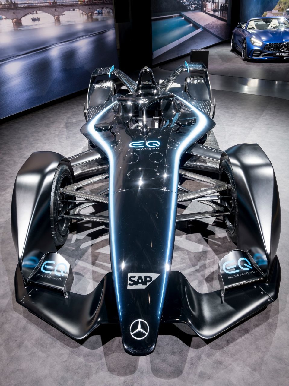 So sieht der erste Formel-E-Bolide des Daimler-Imperiums von vorne aus.