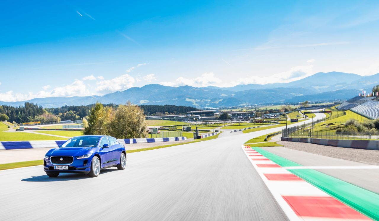 Der Jaguar I-PACE – hier beim Motorprofis-Test am Red Bull Ring – gibt die Richtung vor, in die sich die Topmarken jetzt bewegen.