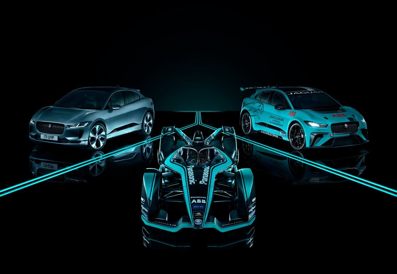 Spannt den Bogen zum Rennsport: Jaguars Formel E-Bolide mit dem I-PACE in Straßen- und Rennversion.