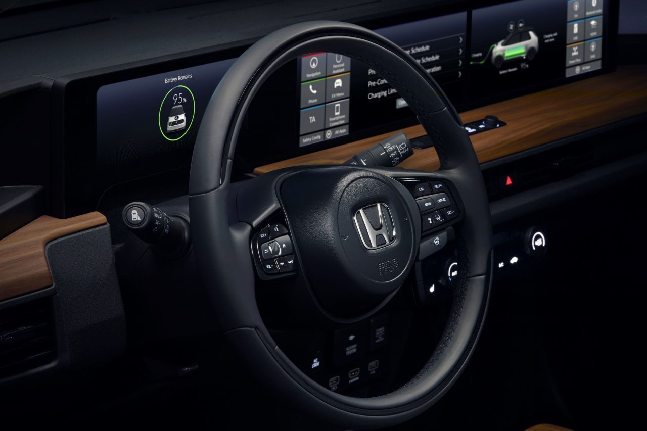 Touchscreen für Fahrer UND Beifahrer. Rechts und links außen eigene Screens für die „Rückspiegel