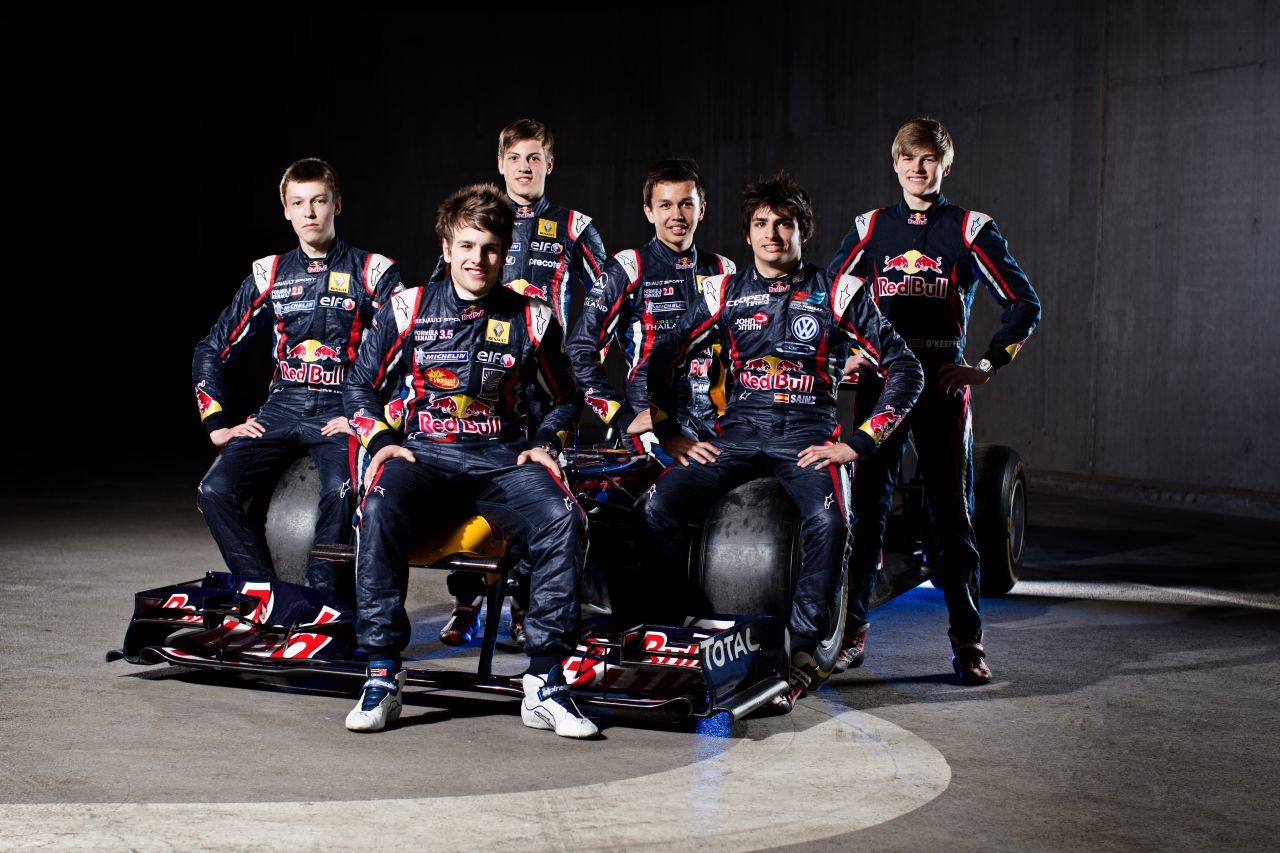 Red Bull Junior team 2012:  Daniil Kvyat , Lewis Williamson, Stefan Wackerbauer, Alex Albon, Carlos Sainz Jr. and Callan O' Keffe. Drei fahren nun in der Formel 1. Eine tolle Ausbeute.
