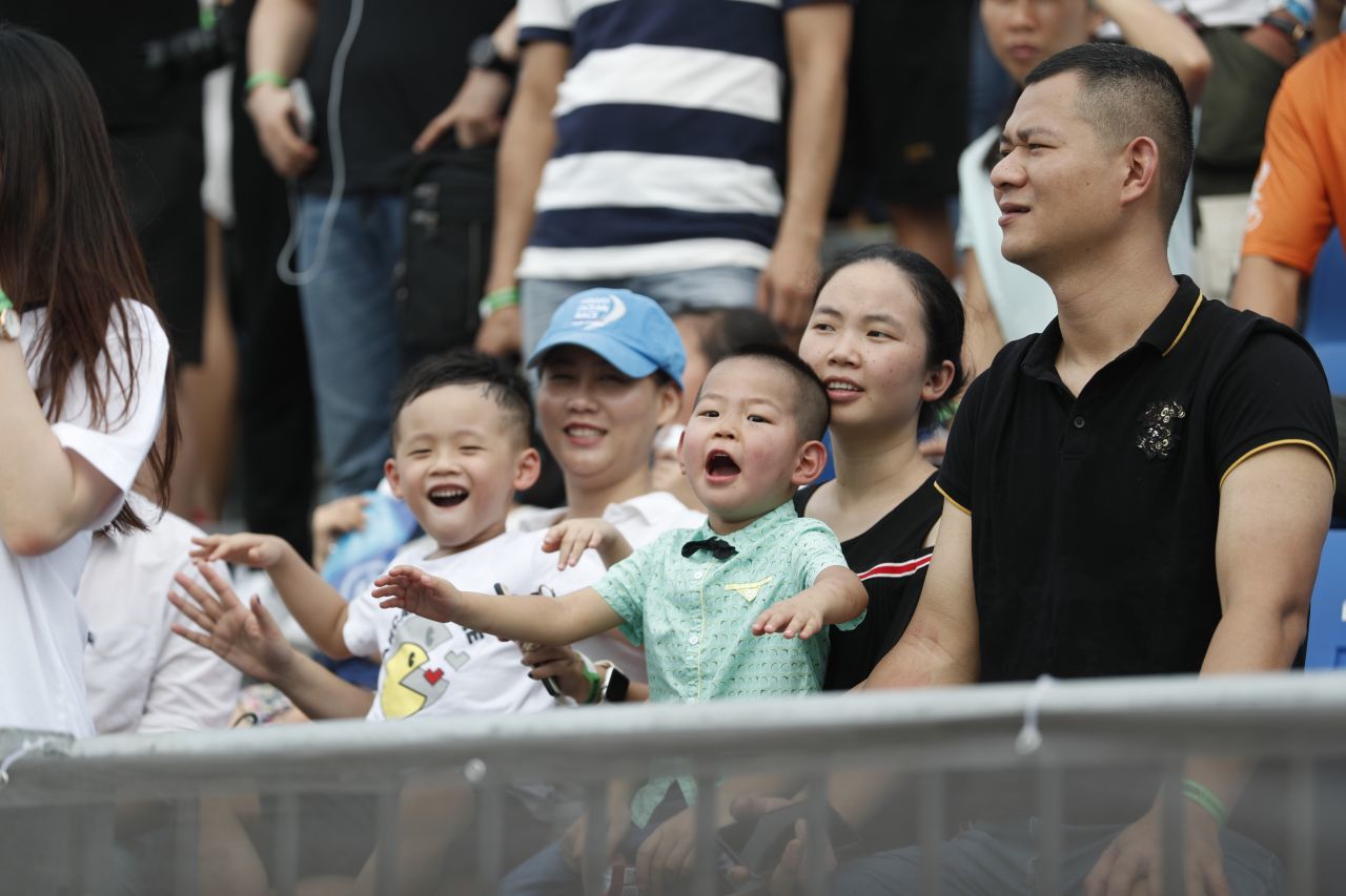 Staunend: Chinesische Fans jubeln.