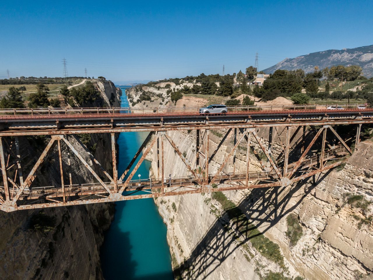 …von der Halbinsel Peloponnes trennt, über eine Eisenbahnbrücke überquert. Trotz Höhenangst.