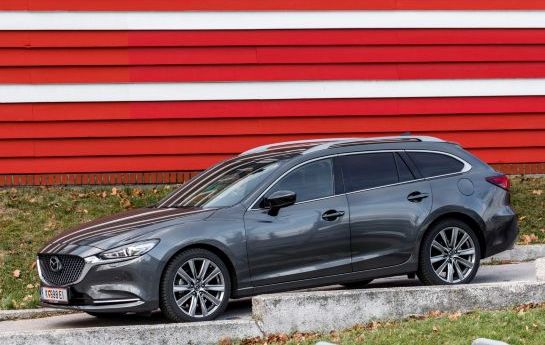 Mazda bringt ein Luxusauto, das nicht teuer ist. Wer sich ins Nappaleder kuschelt, über japanisches Edelholz streicht und die neuesten Elektrogeräte anwirft, bewegt sich weit über dem Durchschnitt. Eine andere Art der Exklusivität bietet der Benzinmotor. - Premium geht auch anders