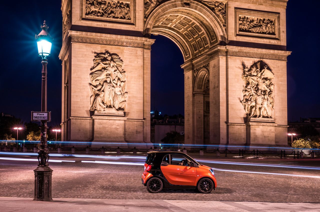 Die genialste automobile Erfindung der letzten 25 Jahre: Der smart beansprucht mit Abstand am wenigsten von dem Ort, an dem uns der Platz ausgeht – unseren Städten.