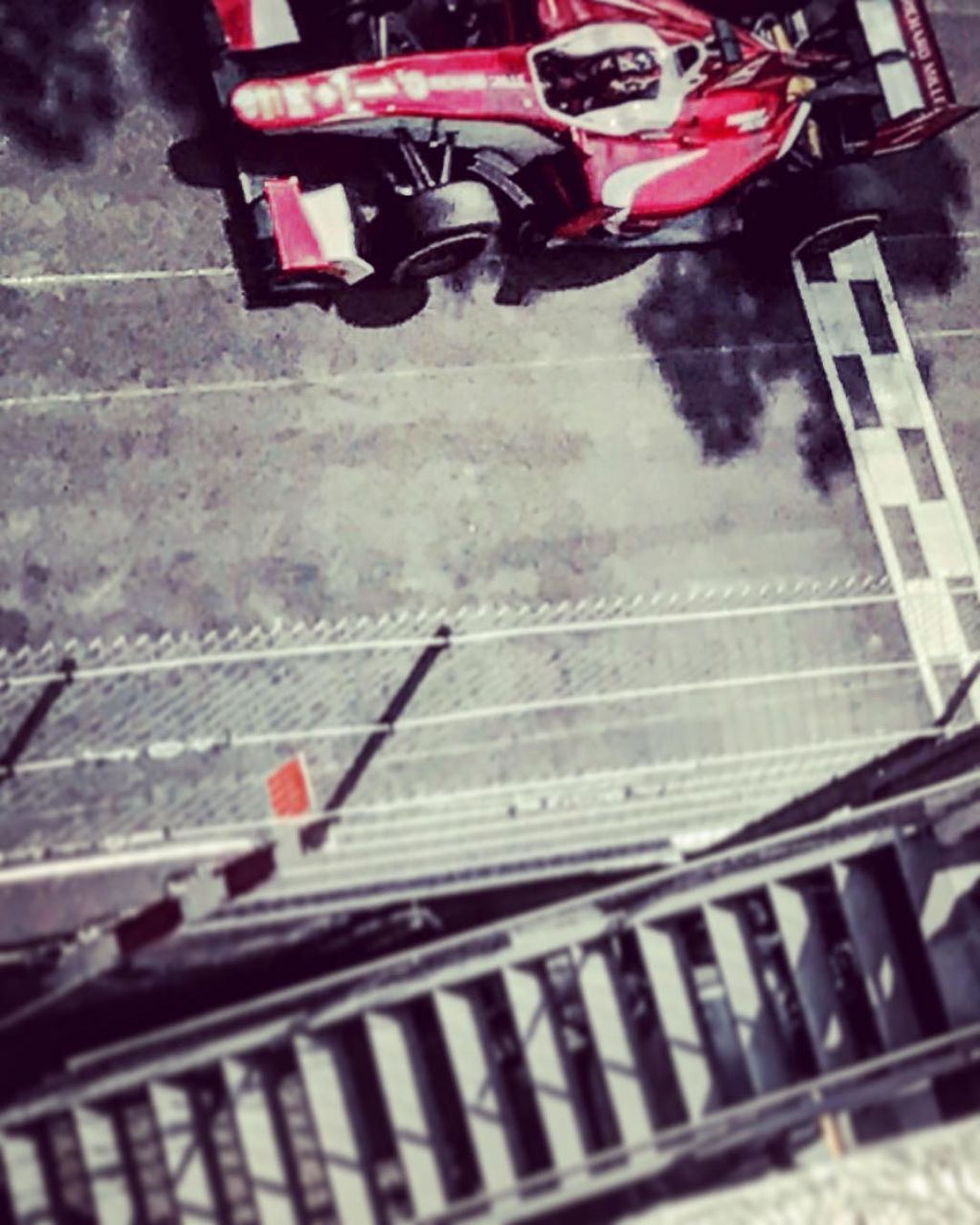 Die steilen Stufen des Aufstiegs. Leclerc 2017 in Monaco in der Formel 2, kurz nach dem Tod seines Vaters. Als klar schnellster Pilot im Feld, aber im Rennen vom Pech verfolgt. Nun konnte er seinem Vater das erste Podium in der Formel 1 widmen.