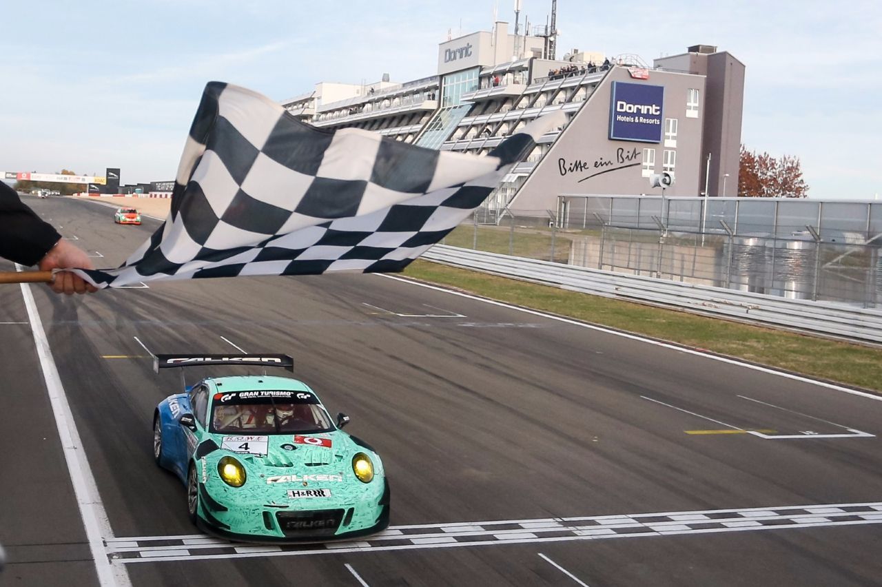 ...auf der legendären Nordschleife schrieb er 2018 mit einer Rekordrunde Geschichte. Siehe Video unten.