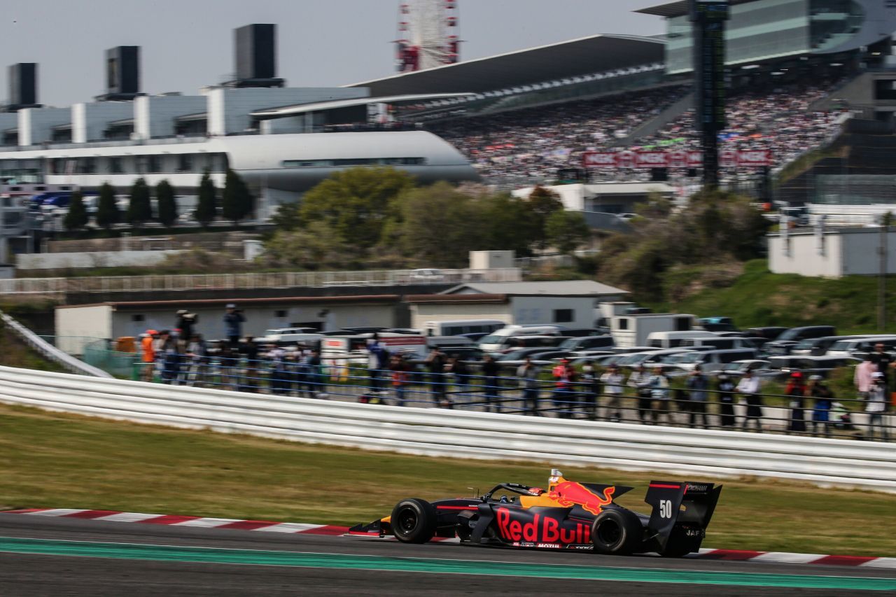 Klassiker: Zehntausende Fans im kultigen Suzuka.