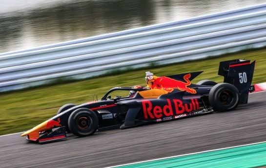 Lucas Auer debütiert in der japanischen SuperFormula mit Platz 7 – vor seinem Red-Bull-Kollegen Dan Ticktum. - Auers erste Punkte