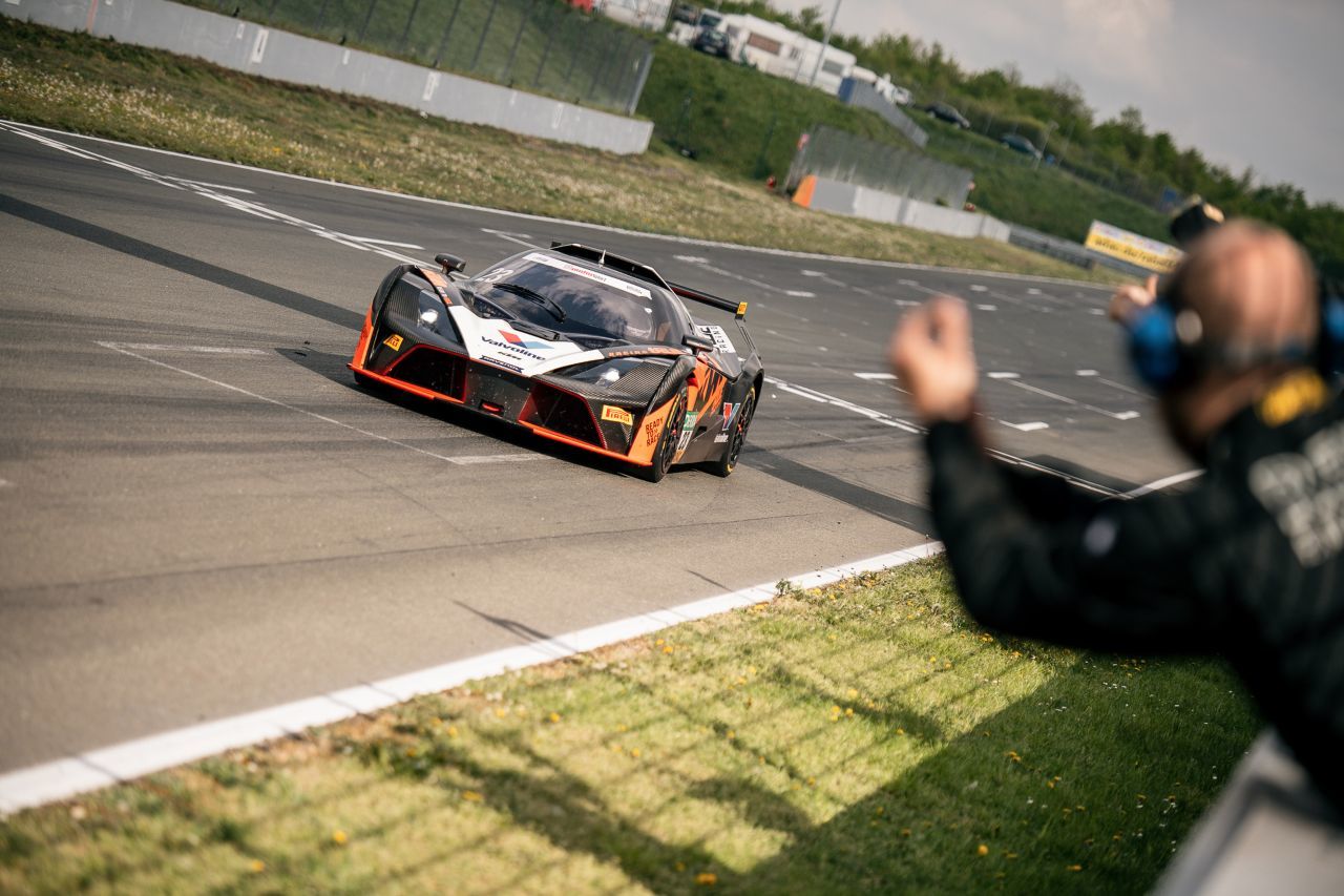 Großer Triumph: Beim Rennen zur GT4 Germany raste Laura (im Duo mit Reini Kofler) in Oschersleben als Siegerin durchs Ziel.