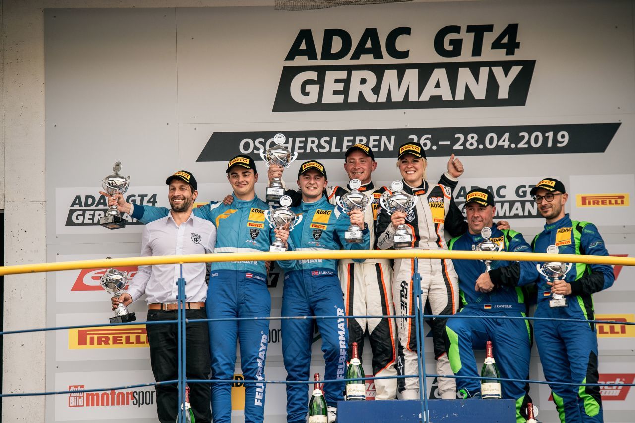 Laura: im GT4-Rennen in Oschersleben ganz oben am Podium.