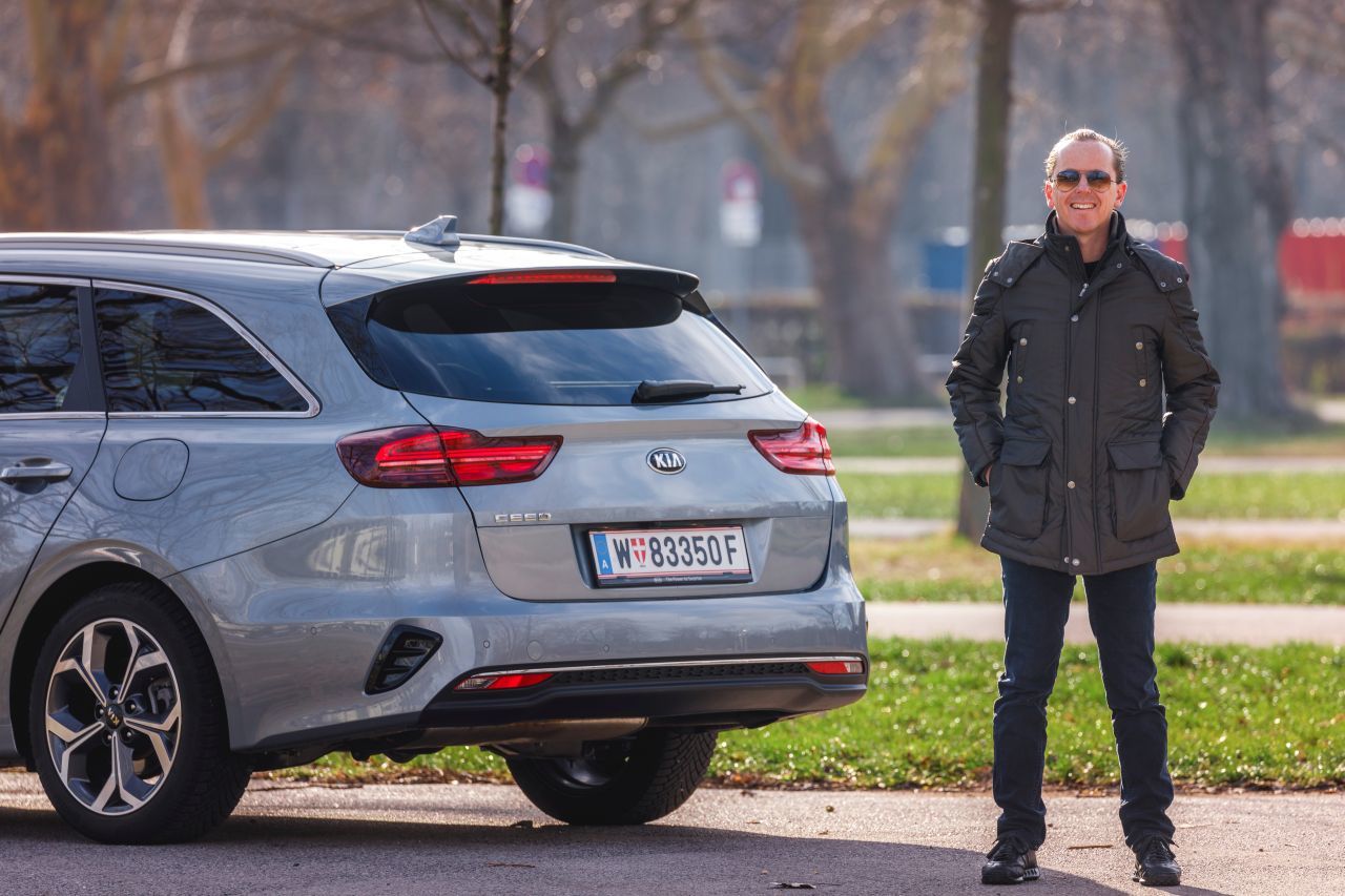 Fazit von Motorprofis-Tester Fabian Steiner: „Ein wunderbar ausgewogenes Transportkonzept. Obwohl der Ceed SW nicht zu lang ist und auch preislich im Rahmen bleibt, hat er einem riesigem Kofferraum voller Tricks. Wirklich erstaunlich ist das Gesamtpaket: Kia hat den Ceed an die Spitze der Kompaktklasse gebracht und dabei jene Stärken forciert, die auch den Golf groß gemacht haben.