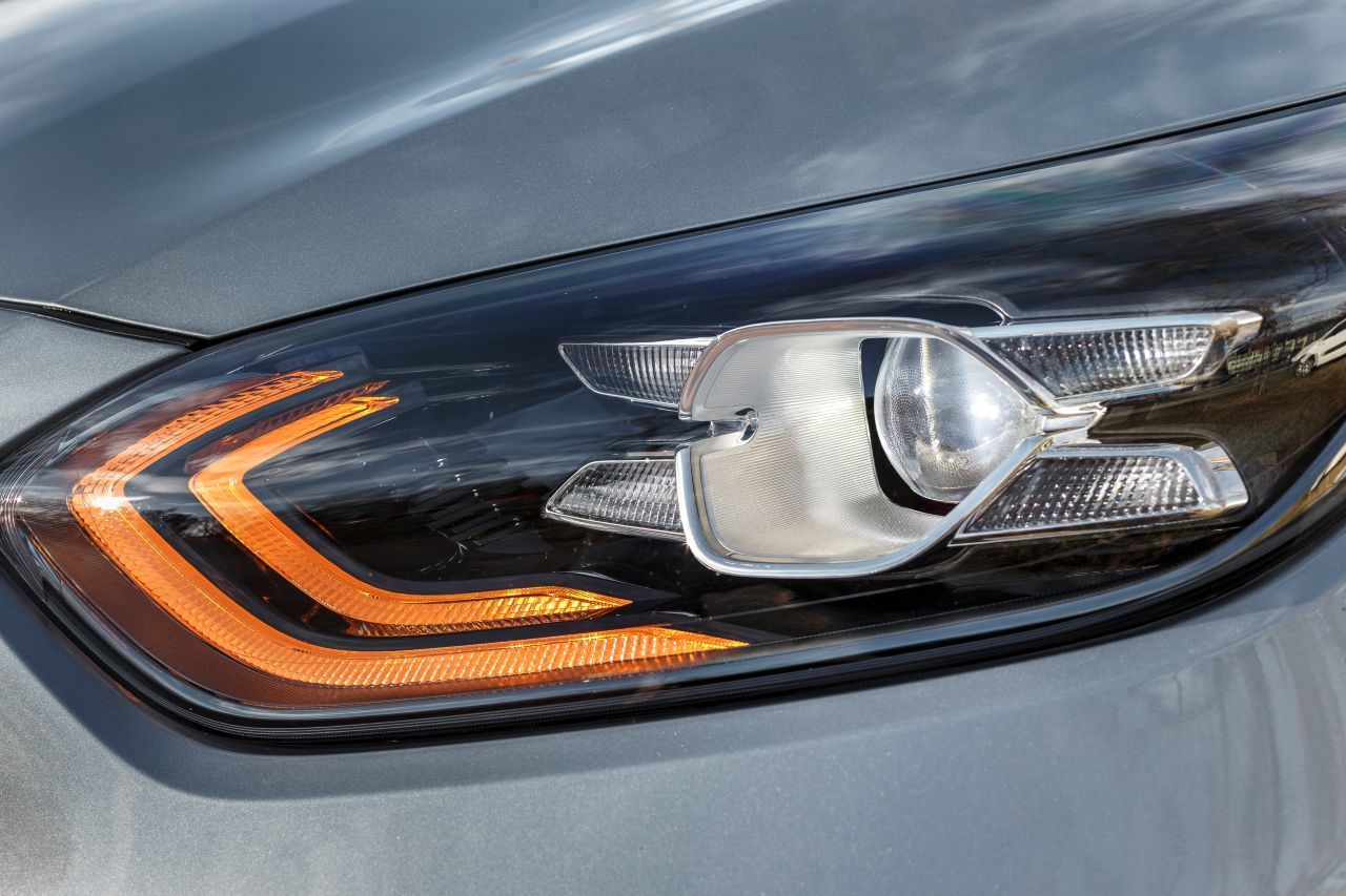 Edle LED-Lichter und -Lichtsignaturen vorne und hinten.