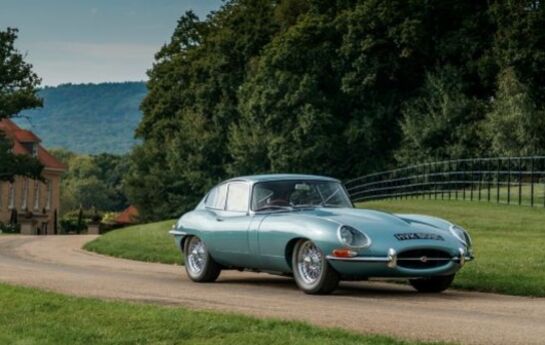 Jochen Rindt fuhr ihn, Enzo Ferrari adelte ihn, das MoMA erklärte ihn zur Kunst und hochprominente Jurys einigten sich auf ihn: Dass der E-Type das schönste Auto aller Zeiten ist, gilt in der Autobranche als weitgehend ausgemacht. Die erlesenste Art, den britischen Sportwagen zu fahren, sind die Reborn-Modelle: Jaguar selbst restauriert sie so akribisch, dass sie besser als neu sind. Motorprofis hat die „erste“ Ausfahrt gemacht. - Kunst ab Werk