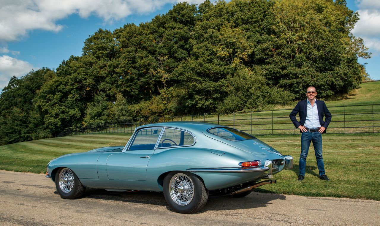 Fazit von Motorprofis-Tester Fabian Steiner: „Die Reborn-Serie ist die erlesenste Art, den britischen Sportwagen zu fahren – die Möglichkeit für solvente Fans, einen perfekten E-Type zu bekommen. Der ist dann sogar besser als neu. Das schönste Auto aller Zeiten im besten Zustand aller Zeiten. Ein Kunstwerk ab Werk.