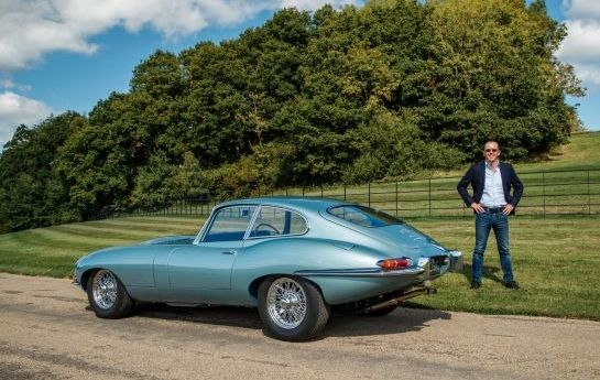 Jochen Rindt fuhr ihn, Enzo Ferrari adelte ihn, das MoMA erklärte ihn zur Kunst und hochprominente Jurys einigten sich auf ihn: Dass der E-Type das schönste Auto aller Zeiten ist, gilt in der Autobranche als weitgehend ausgemacht. Die erlesenste Art, den britischen Sportwagen zu fahren, sind die Reborn-Modelle: Jaguar selbst restauriert sie so akribisch, dass sie besser als neu sind. Motorprofis hat die „erste“ Ausfahrt gemacht. - Kunst ab Werk