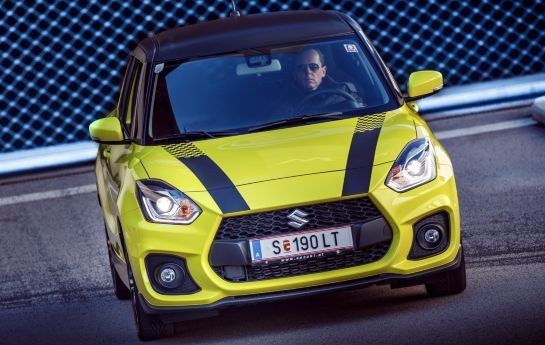 Selbst mit 140 PS kann man berühmt werden: Bei den Mini-Sportlern war SSS bisher ein Superheld wie es 911 und M3 in ihren Klassen sind. In der neuen Generation erlebt der Suzuki Swift Sport seine Reifeprüfung: Ohne zu wachsen, wird er erwachsen. Ein Gegner ist nun der Mini. - Kleiner Superheld  wird erwachsen