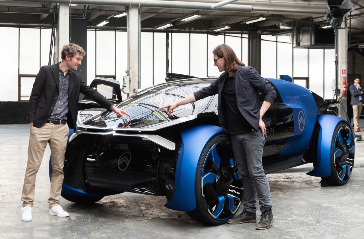 Frédéric Duvenier, der Design-Manager und Extérieur-Designer Romain Gauvin zeigen stolz auf ihr neues Baby.
