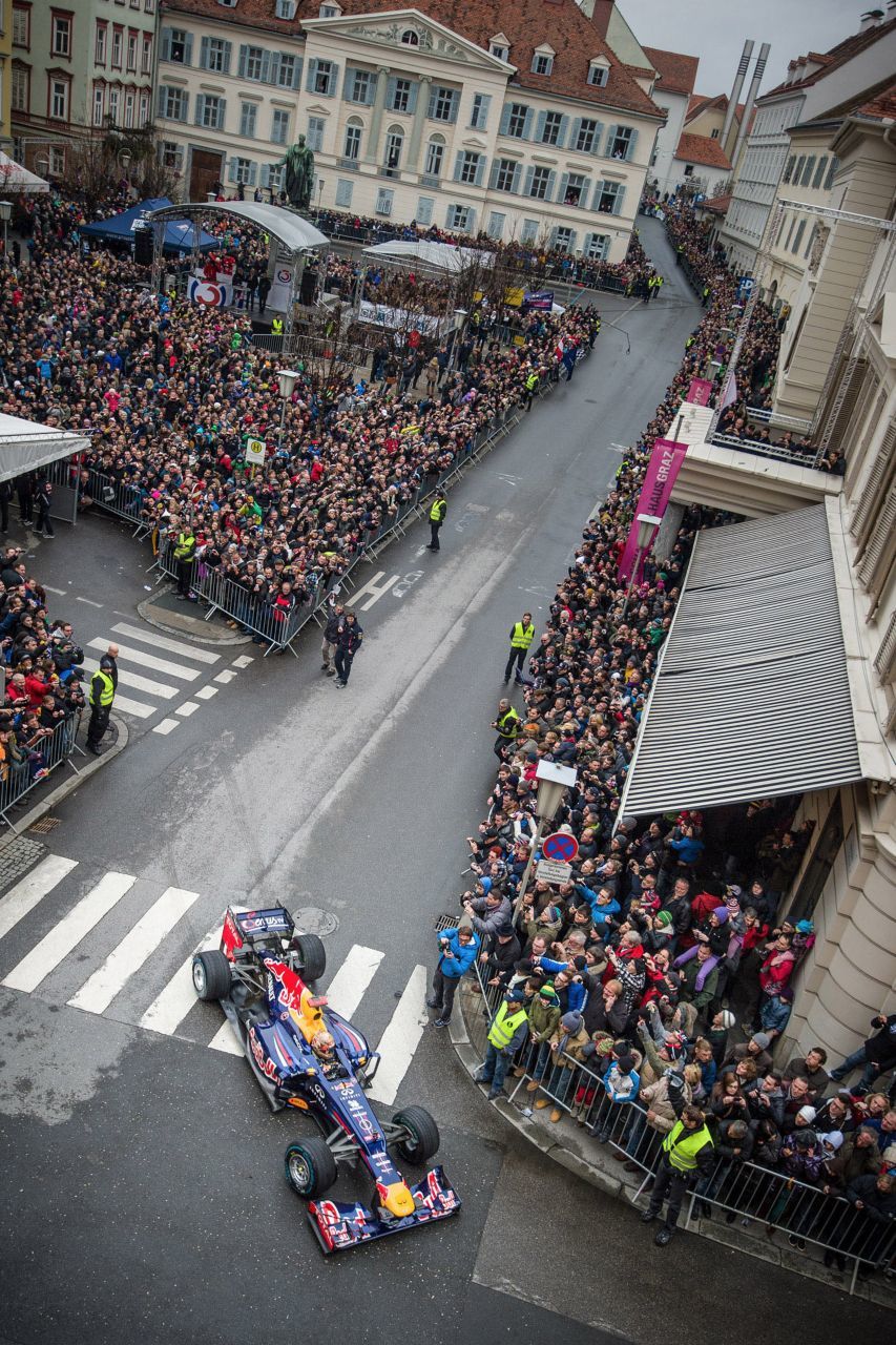 Unmittelbar nach seinem dritten WM-Titel kam Sebastian Vettel 2012 nach Graz, um die Fans in der Altstadt zu begeistern.