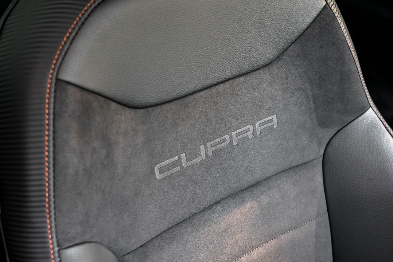 Alcantara-Schalensitze mit eingeprägtem Cupra-Schriftzug, kupferfarbenen Ziernähten und Seitenwänden im Carbon-Look.