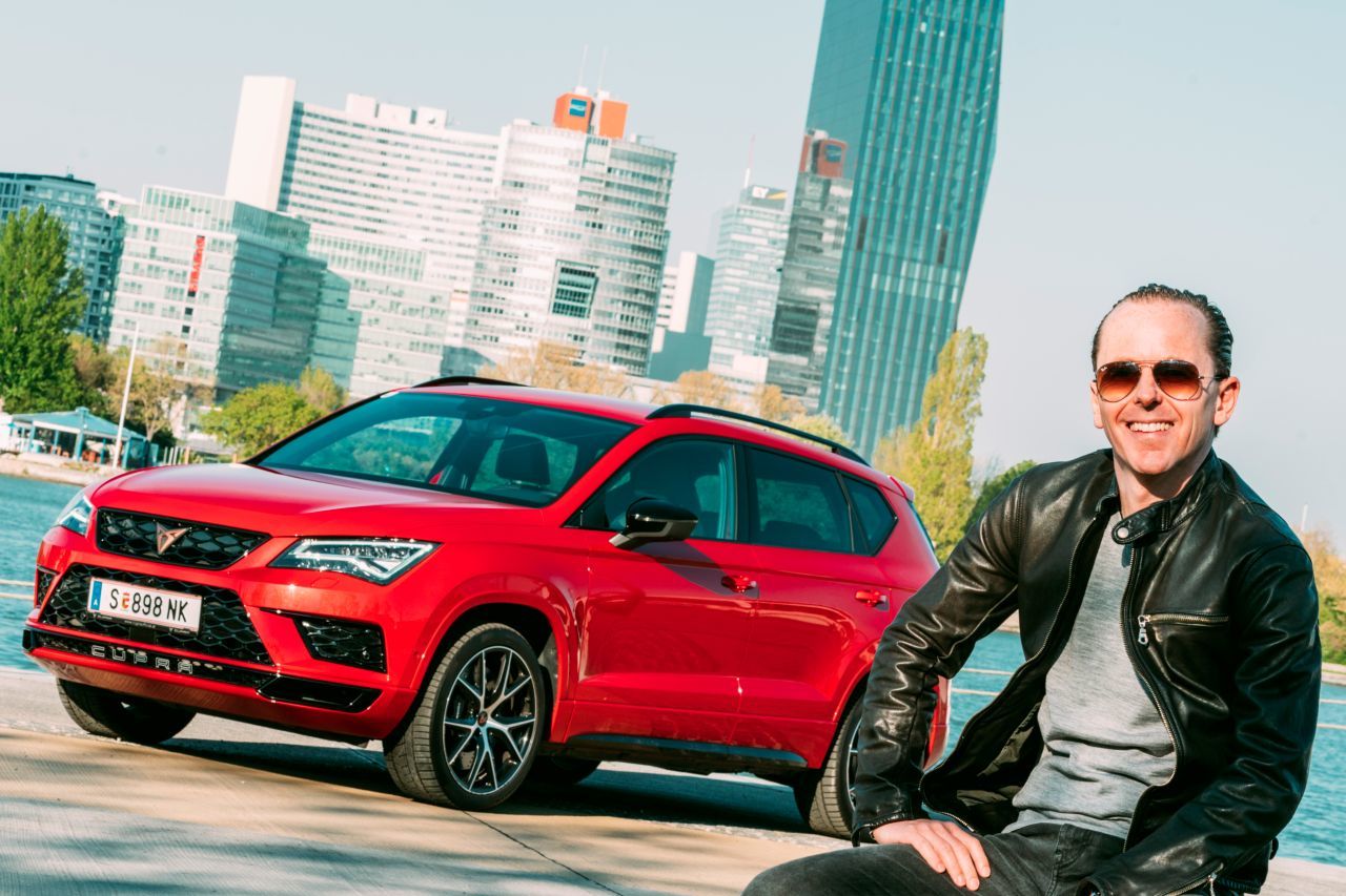 Fazit von Motorprofis-Tester Fabian Steiner: „Durch den souveränen Antrieb fährt der Spanier in einer Liga, die meistens nur teurere SUVs erreichen, quasi der Primera Division der SUVs. Dieser Luxus fühlt sich gut an, selbst wenn man mal nur kleinere der Teile der großen Leistung in Anspruch nimmt. Das Kurvenspiel beherrscht der Cupra Ateca, übertreibt es aber nicht. Für Familienleben ist er durchaus offen. Unterm Strich ist Cupra also ein erster Coup gelungen.