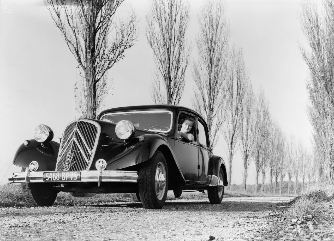 Ab 1934: Die Straßenlage des TA is so überragend, dass er nicht nur in Filmen zum Fluchtauto wird – und den Beinamen „Gangster-Limousine“ bekommt..
