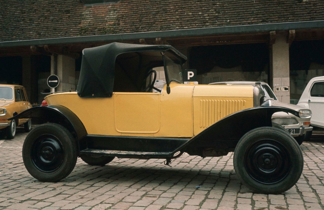 Die Anfänge: Der 5 HP, wegen seiner gelben Lackierung im Volksmund auch „kleine Zitrone“, ist das erstes erschwingliche Auto in Europa.