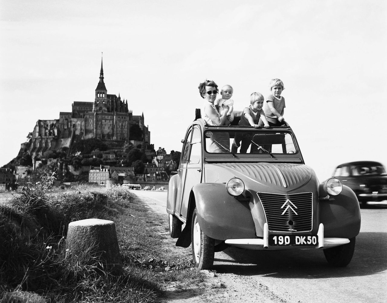 Im Jahr 1948 demokratisiert Citroën – wie vom Firmengründer gewollt – das Autofahren noch einmal wesentlich: Mit dem 2CV kommt ein minimalistischer Kleinwagen als preiswertes Volksauto.