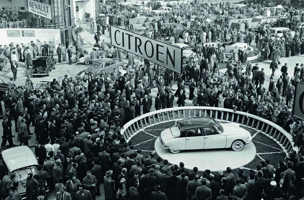 Wichtigster Tag in der Geschichte von Citroën und einer der schönsten in der Autogeschichte: Am 8. Oktober 1955 wird in Paris das Tuch von der DS gezogen.
