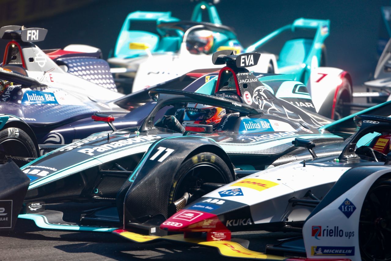 Acht Sieger in den ersten acht Saisonrennen. Die Formel E ist nicht nur im Rennen eine enge Sache, sondern auch in der Meisterschaft.