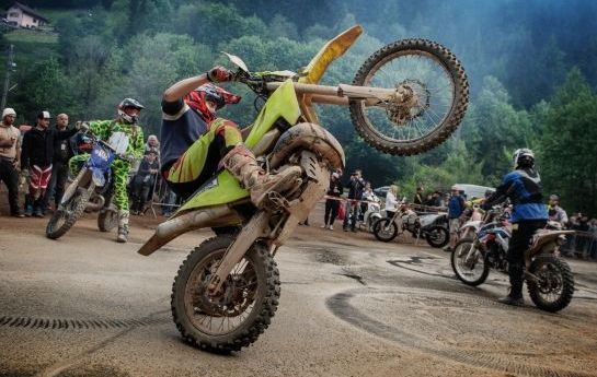 In der Motor-Szene ist es ein Weltereignis. Wir zeigen Ihnen die spektakulärsten Bilder rund um das Red Bull Hare Scramble. - So schräg war das Hare Scramble