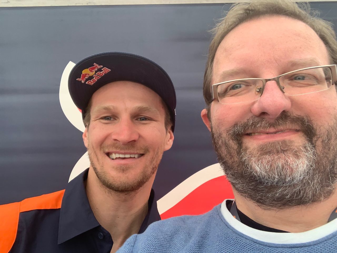 Gerald Enzinger im Selfie-Modus mit Taddy Blazusiak, der grössten Legende des Red Bull Hare Scrambles.