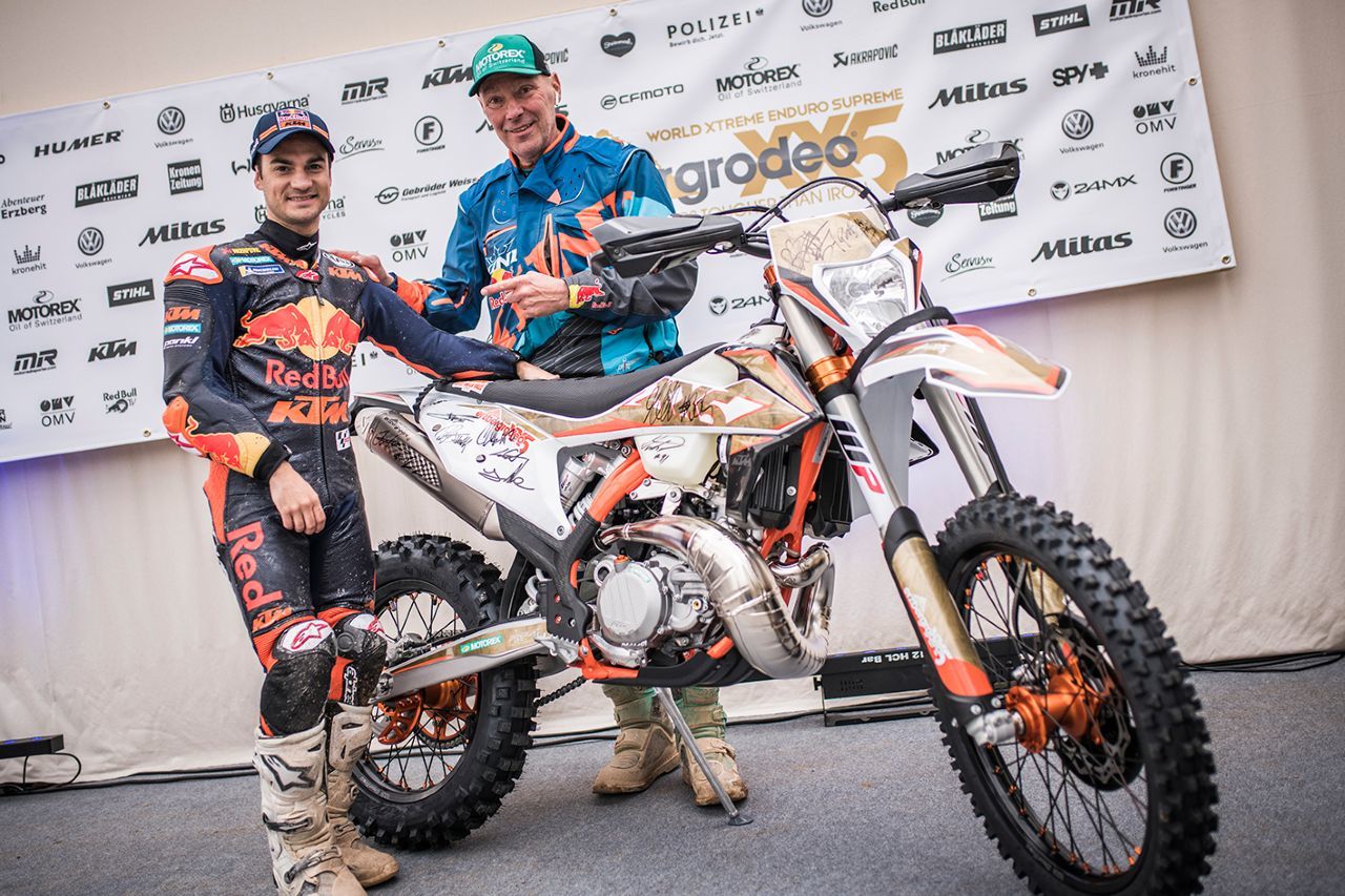 Superstar Dani Pedrosa mit dem KTM-Sondermodell mit Red-Bull-Hare-Scramble-Mastermind Karl Katoch.