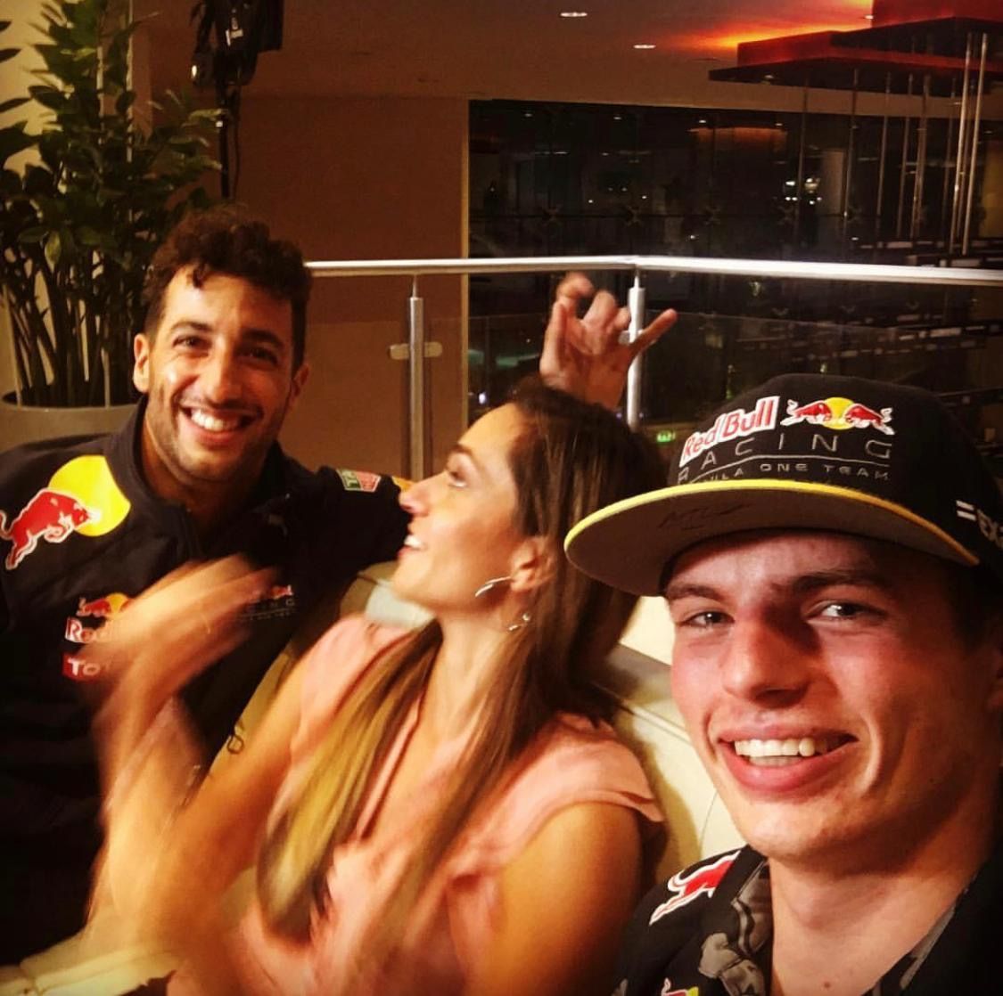 Auch als Formel-1-Interviewerin profiliert: Andrea Schlager hier im ServusTV-Gespräch mit Dani Ricciardo und Max Verstappen.